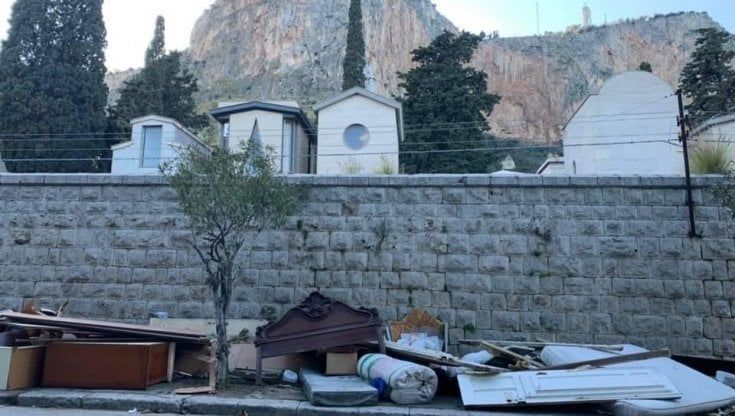 Nuova emergenza al cimitero dei Rotoli: dentro feretri in attesa, fuori cumuli di rifiuti