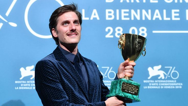 Mostra di Venezia, Luca Marinelli: "Credo ancora nella forza degli ideali. Come Martin Eden"