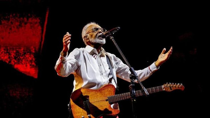 Gilberto Gil e famiglia: sul palco dell’Alcatraz canta i grandi successi con figli e nipoti