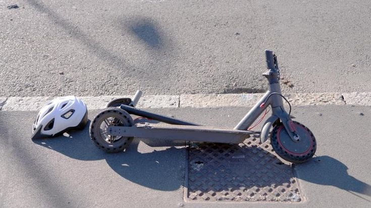 Nova Milanese (Monza), perde il controllo del monopattino e cade: morto giovane di 21 anni