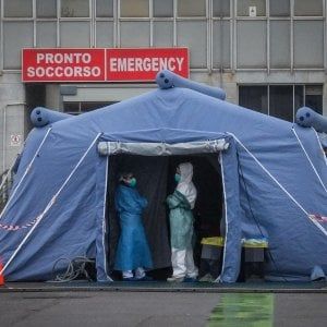 Contagiato da coronavirus, 75enne scappa in treno dall'ospedale di Crema per tornare a Codogno