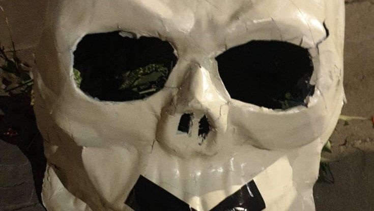 Maschere della morte calate sulle statue dei Medici a Firenze, la protesta degli ambientalisti finisce in denunce