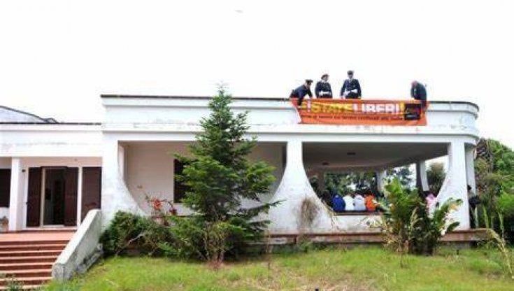 Brindisi, rubati i trattori dal terreno confiscato alla mafia. "Non ci fermerete"