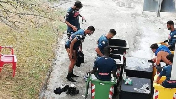 Napoli, i giocatori fanno la crioterapia nei bidoni dell'immondizia