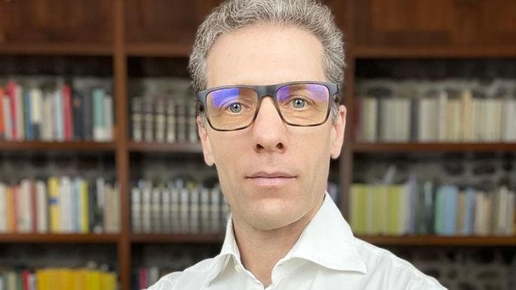 Andrea Maggi, il prof da un milione di follower, a Bologna per raccontare "Il mio Socrate" agli adolescenti