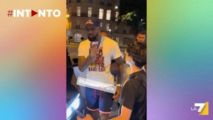 Parigi, un giovane fan si avvicina troppo a LeBron James: il campione reagisce così