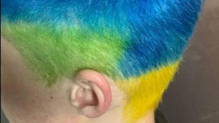 Mosca, ha i capelli giallo-blu come la bandiera ucraina: finisce sotto processo e a rischio arruolamento