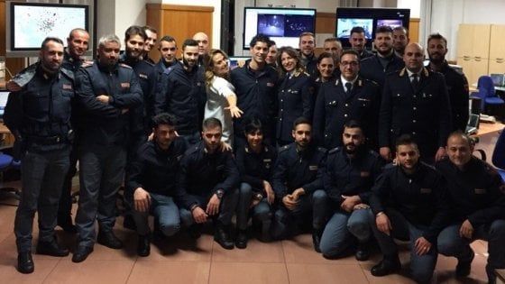 'Picchetto d'onore' per Barbara d'Urso ospite della polizia a Milano: "Che orgoglio, evviva!"