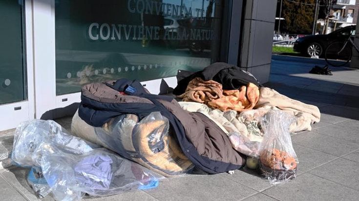 Senzatetto trovato morto in un parco a Brescia: viveva su una panchina vicino al dormitorio comunale