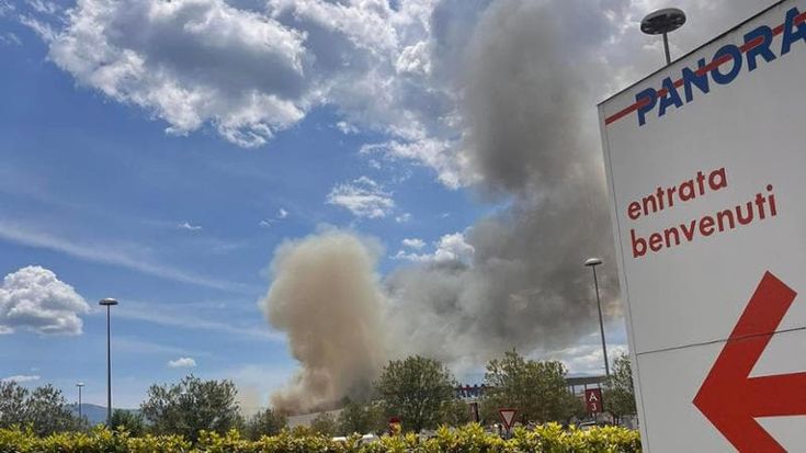 Incendio nel centro commerciale Panorama di Cassino: chiusa la Casilina, nube nera sulla zona