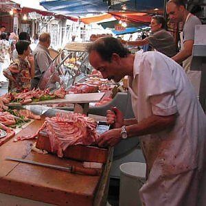 Il commercio è in ripresa, ma i negozi sono sempre meno