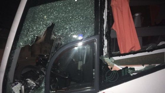 Calcio, vigilia violenta per il Lecce a Trapani: pietre nella notte sul pullman dei salentini