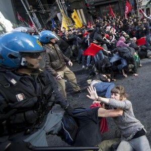 Corteo movimenti, indagato l'agente che ha calpestato una manifestante. E spunta un nuovo video