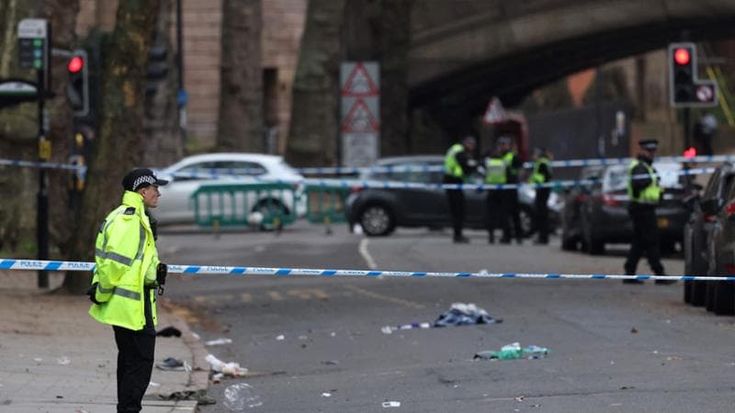 Terrore in Inghilterra, auto sulla folla a Derby: sette feriti gravi, indaga anche l’antiterrorismo