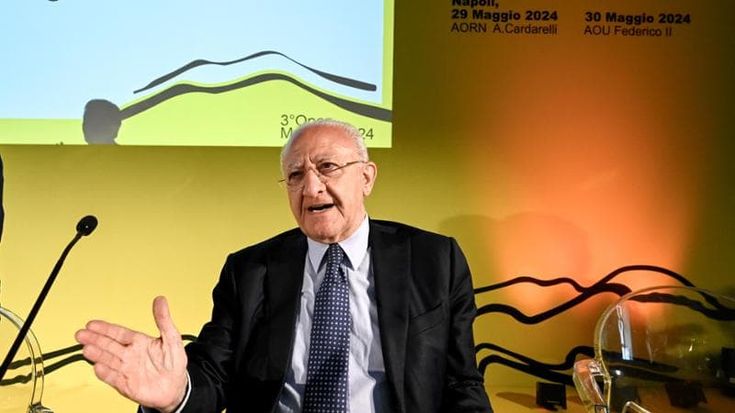 Migranti irregolari, De Luca a Meloni: “Competenza dello Stato, ora ci auto-denunciamo anche per le vittime dell’eruzione a Pompei...”