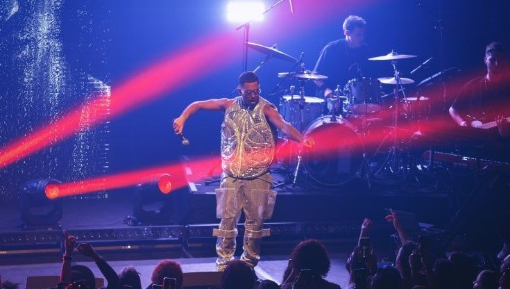Mahmood, il tour debutta al Bataclan: "La musica ti salva da tutte le paure"