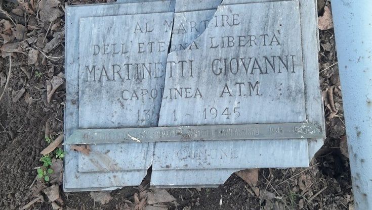 Divelta e spezzata la lapide di marmo dedicata a Martinetti 