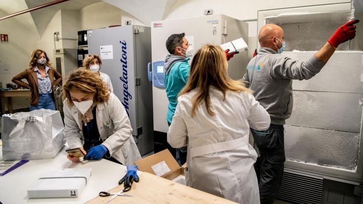 Vaccini, il flop di Pasqua. Corsa alle dosi per ripartire