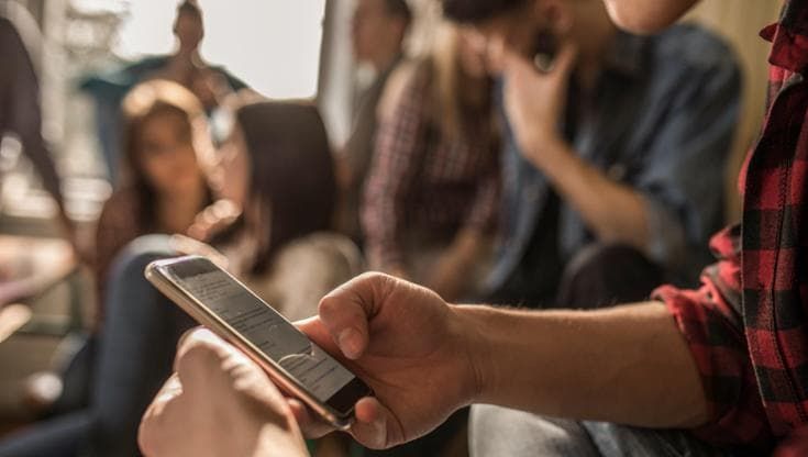 Divieto social sotto i 16 anni, lo psicologo Lancini: “Non serve proibire, va creata un’alternativa”