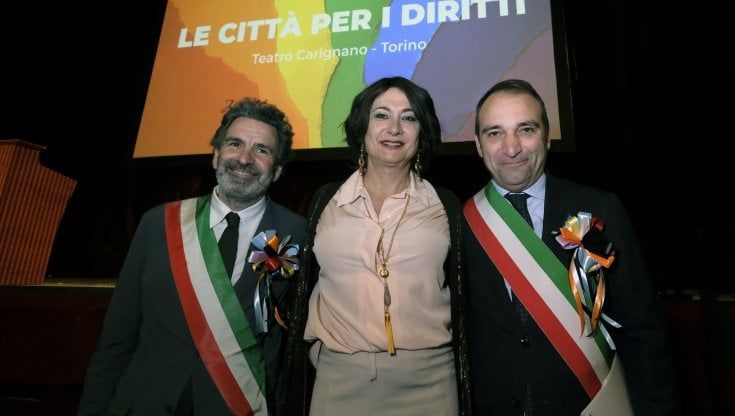 Genitori gay, la sfida dei sindaci: "Una legge sui figli arcobaleno"