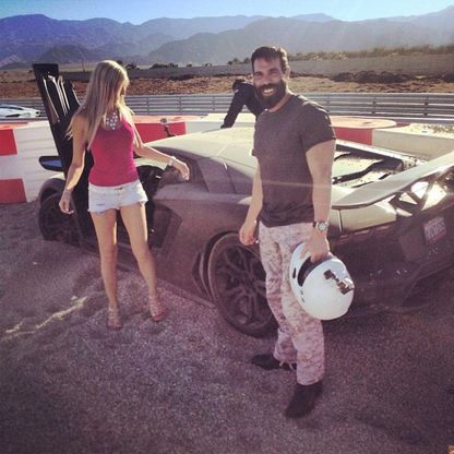Donne, poker e motori: cos&igrave; il re dei playboy esagera su Instagram