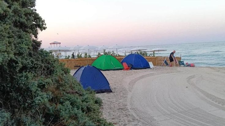 Salento, in spiaggia spunta maxi tenda: 48 ore dopo c’è un campeggio abusivo. “Effetto emulazione”