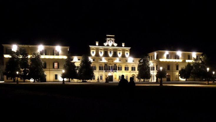 Parma, la nuova luce esalta la facciata di Palazzo Ducale