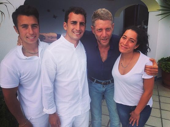 Ischia, ai Maronti arriva Lapo Elkann: terme, relax e Biancolella 