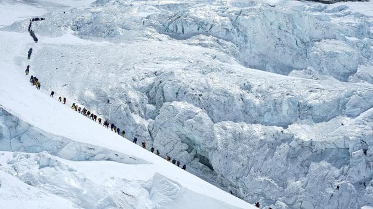 Everest, 274 alpinisti in vetta nello stesso giorno: è record storico dal versante nepalese