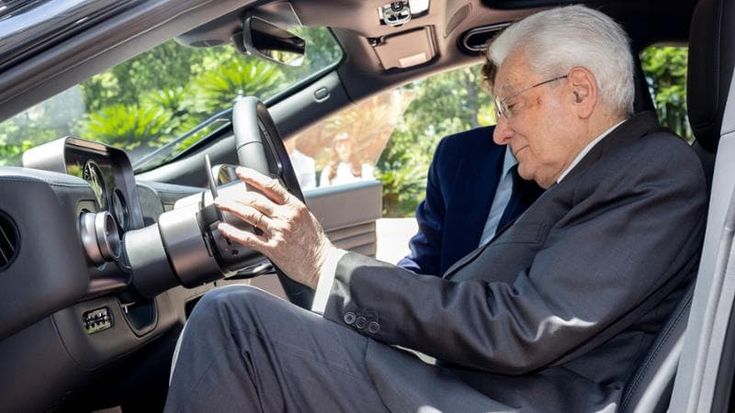 Ferrari Luce dal Papa e Mattarella. La svolta elettrica spiazza il mercato