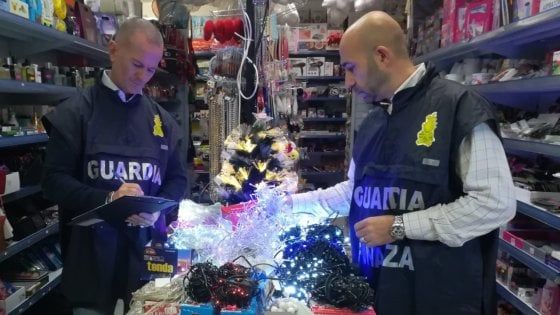 Luci di Natale a potenziale rischio incendio e giocattoli pericolosi: a Bari sequestrati 2 milioni di prodotti