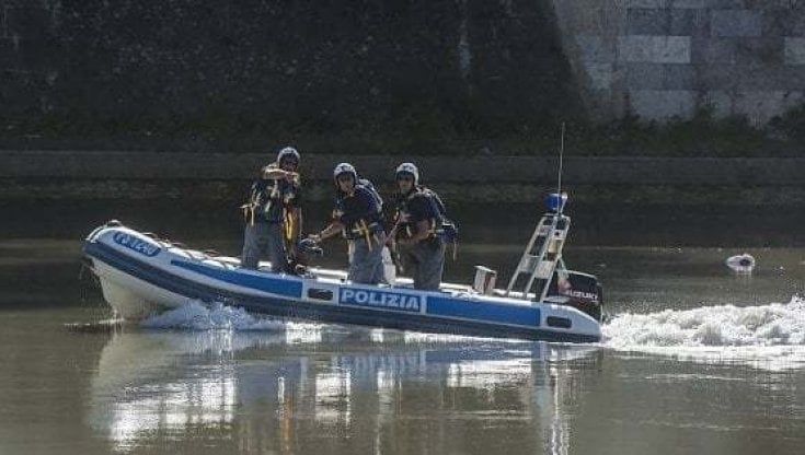 Barca si capovolge nel Tevere vicino alle rapide, poliziotto salva tre persone 