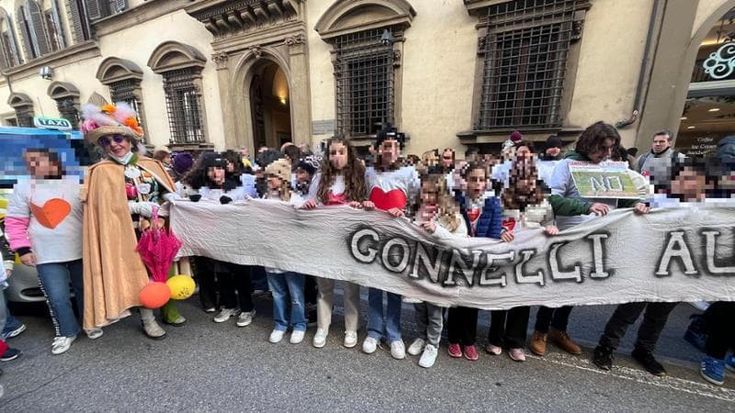 Scuola, accorpamento del Gonnelli: oltre 250 bambini e docenti dicono “no” davanti alla Metrocittà