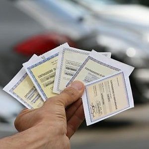 Carte false per ottenere assicurazioni su auto immatricolate a Napoli