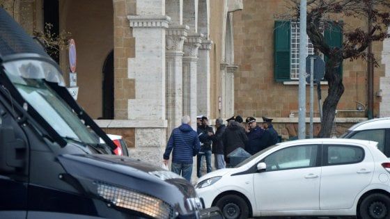 Ostia, filmato mentre prende mazzette: arrestato per corruzione dirigente del Municipio assieme a due imprenditori