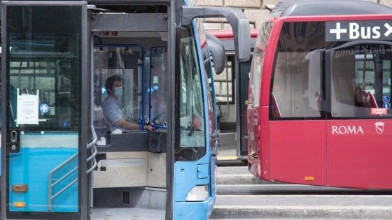 Fase 2 Roma, da lunedì 70 bus privati per 3 linee in più tra periferia e centro: ecco i percorsi