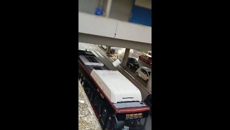 Lanciarono forno su bus: "Volevamo colpire un pedone". Denunciati due ragazzi di 15 e 23 anni