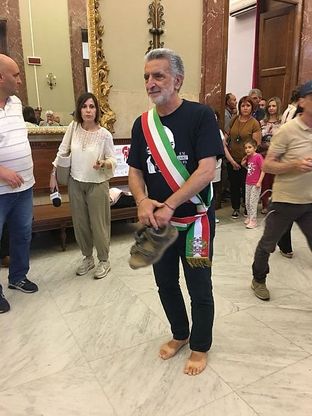 Messina, Accorinti di nuovo scalzo al passaggio di consegne