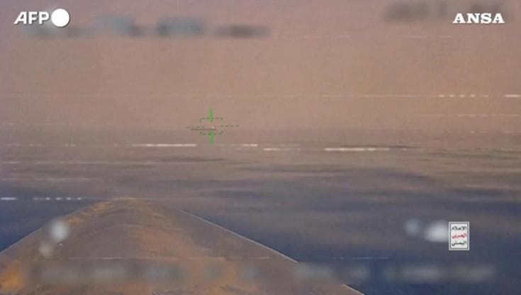 Yemen, le immagini dell'attacco degli Houthi alla Transworld Navigator