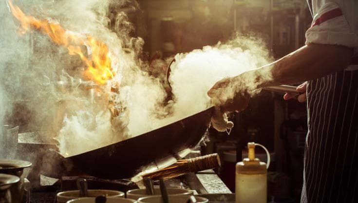 Ricette leggere, turni più brevi e meno fiamme vive: così i ristoranti si difendono dal grande caldo