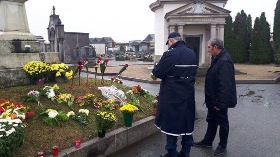 Venaria, il sindaco rimuove di persona i fiori di Casapound per celebrare la marcia su Roma 