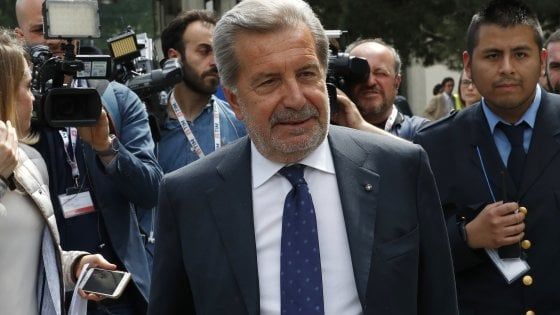 Telecom, Vivendi si arrende: "Basta scontri, fiducia a Gubitosi"
