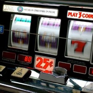 Siracusa, una donna perde mille euro e distrugge la slot-machine