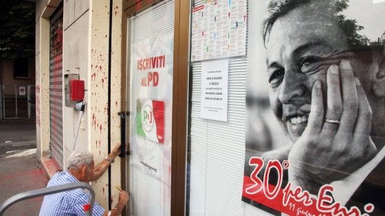 Bologna, vandali al circolo Pd: &egrave; il decimo episodio. Indagano procura e Digos. Il caso in Parlamento