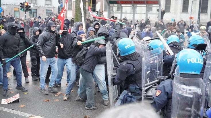 Askatasuna, la destra invoca la linea dura: “Ruspe sui centri sociali, sono figli di papà”