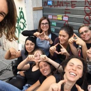 A Roma un’onda rosa under 30: per le nuove femministe gli slogan sono hashtag 