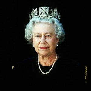 Un omaggio alla regina Elisabetta in 50 ritratti, grande mostra al Fiat Chrysler Motor Village