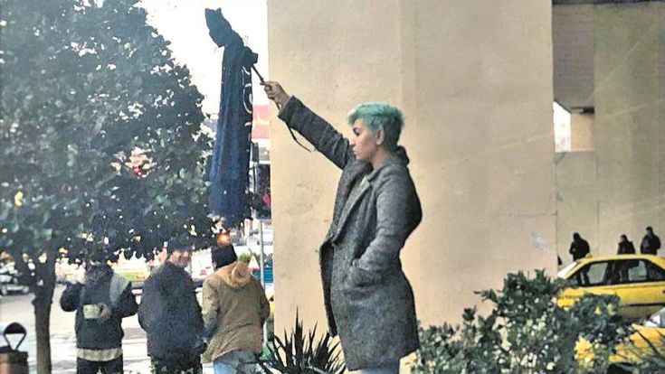 A decine in piazza come Vida, via il velo contro i religiosi 