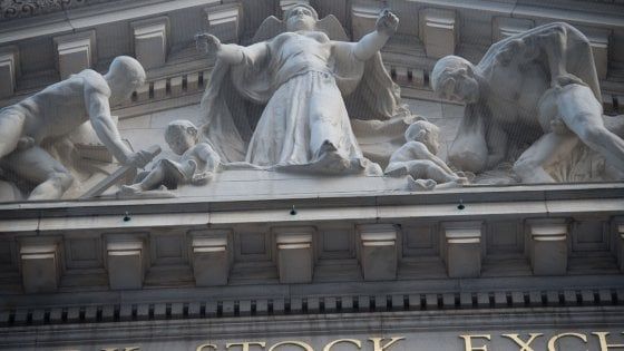 I crolli del comparto tecnologico pesano sui mercati, ma l'Europa recupera con Wall Street