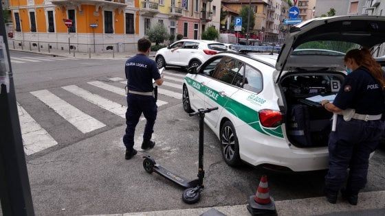 Donna in monopattino elettrico travolta da un furgone a Milano: è in gravissime condizioni